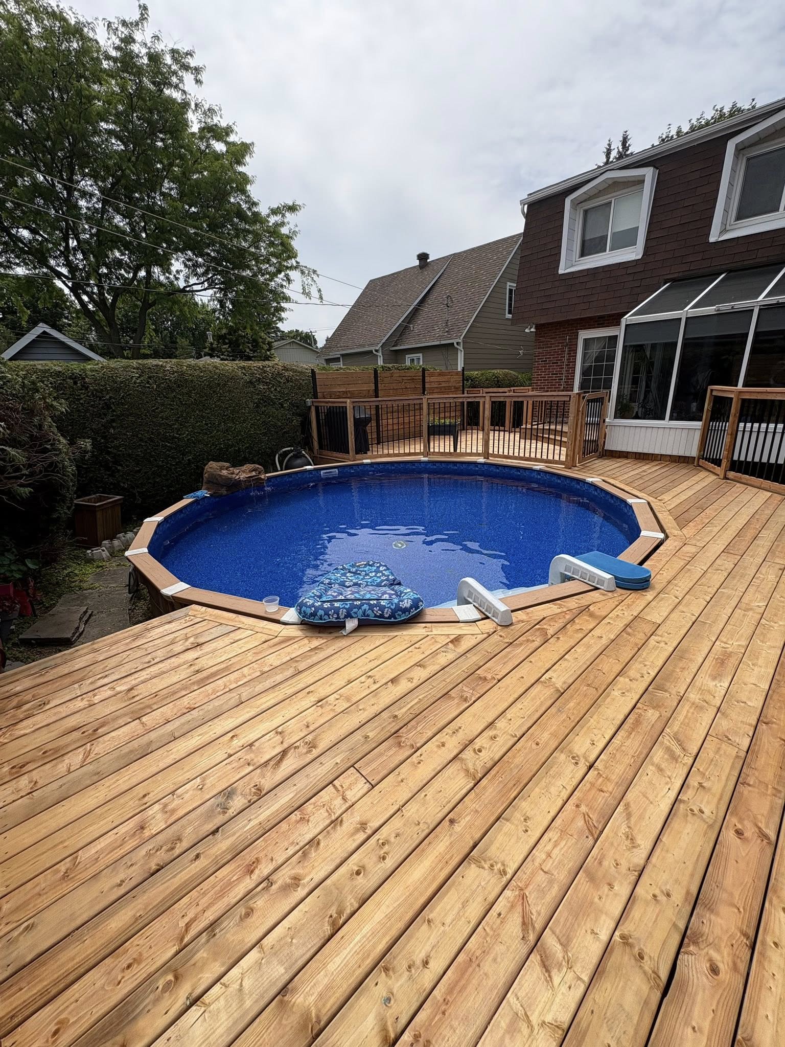 planidec-construction-deck-piscine-apres Planidec Construction - Refection d'un pation et deck de piscine